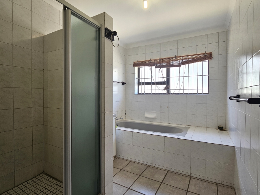 6 Bedroom Property for Sale in Wavecrest Eastern Cape